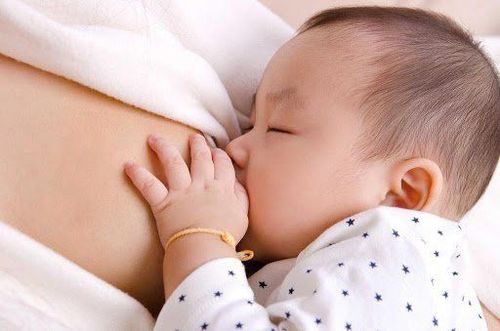 Giai đoạn 6-12 tháng trẻ nên được tiếp tục bú sữa mẹ