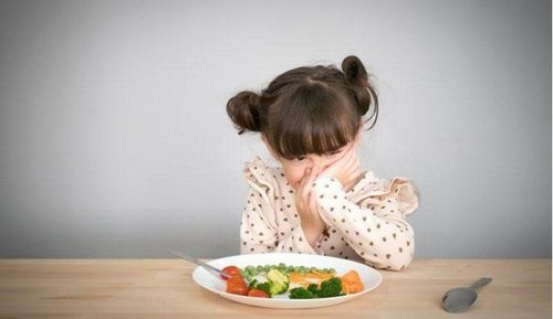 Trẻ cần có chế độ ăn uống khoa học và hợp lý