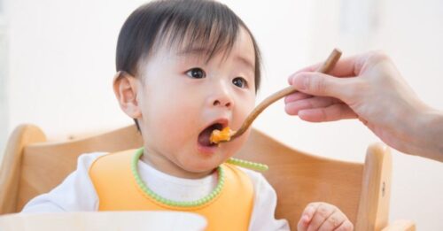 GIai đoan tập ăn, trẻ có thể ăn được một sối thực phẩm xay nhuyễn