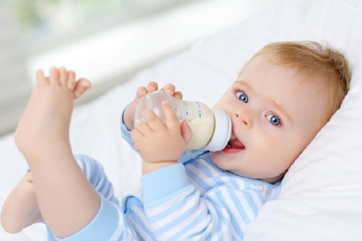 Trẻ bú sữa công thức có cần uống nước không